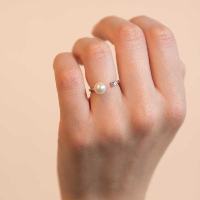 Strieborný prsteň s bielou perlou a zirkónom Hana 104663