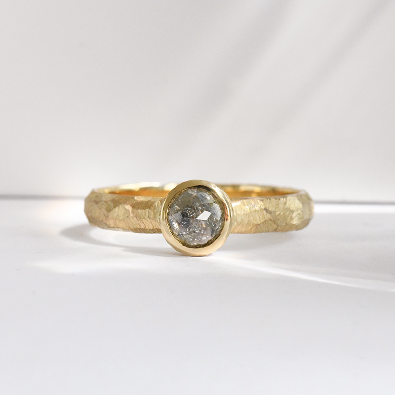 Tepaný prsteň so salt and pepper diamantom v rutovom bruse Fritzi 117593