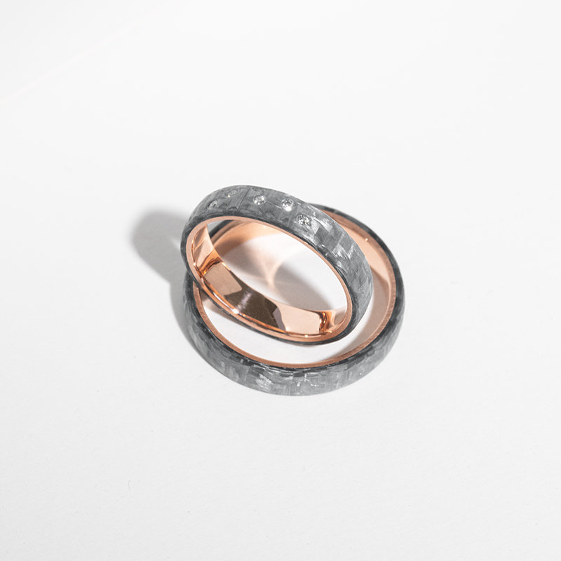 Mierne zaoblené snubné prstene z karbónu a zlata s diamantmi Rami 124583