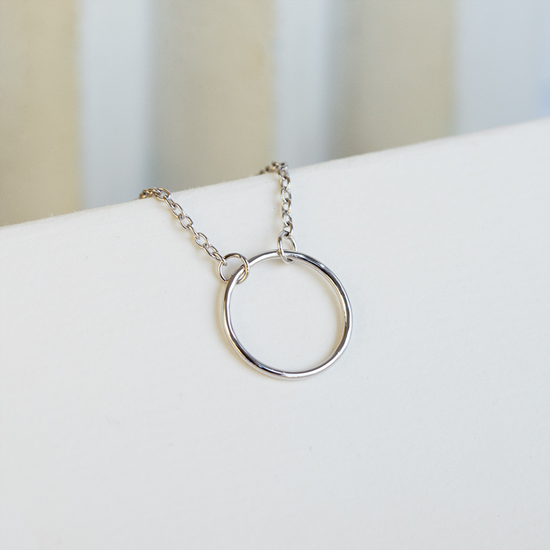 Strieborný náhrdelník minimalistického tvaru Karma 124673