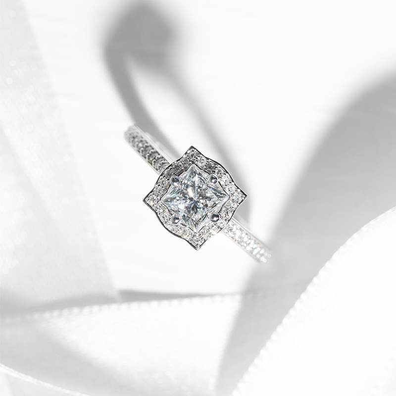 Halo zásnubný prsteň s princess diamantom Moani 126103