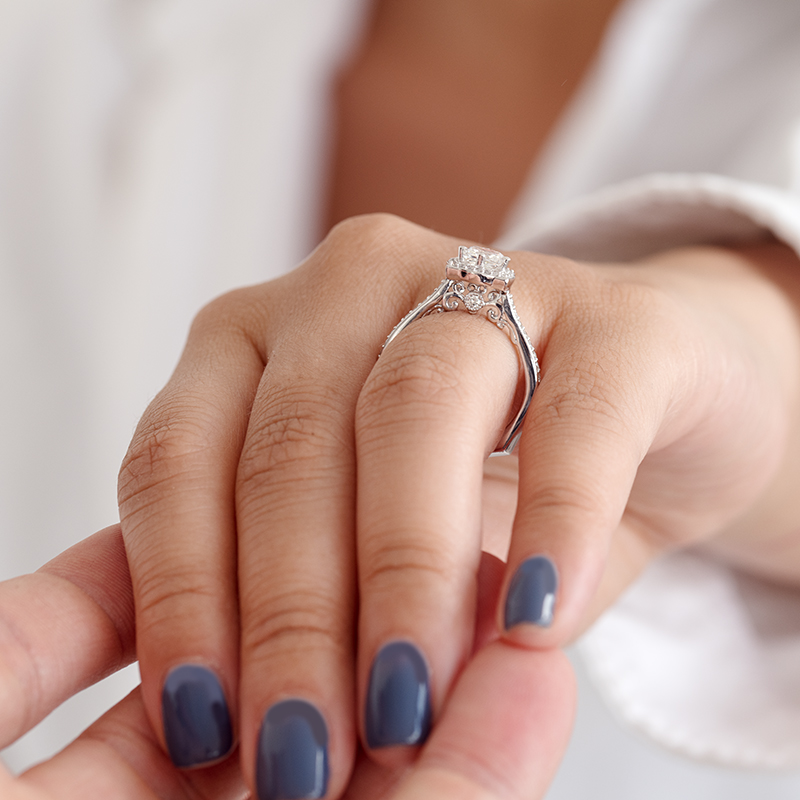 Halo zásnubný prsteň s princess diamantom Moani 126263