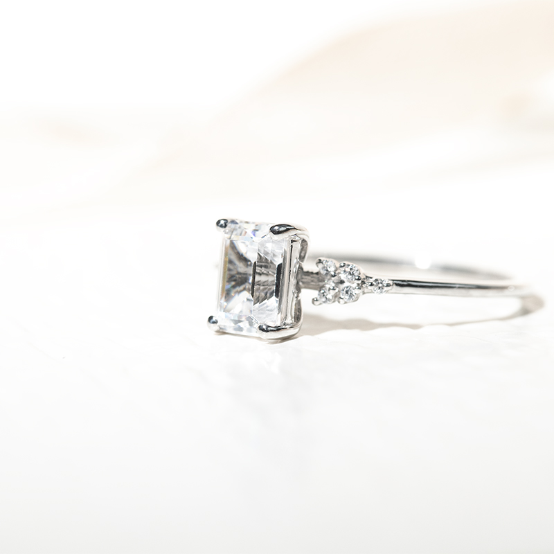 Zásnubný prsteň s emerald diamantom Sade 127103