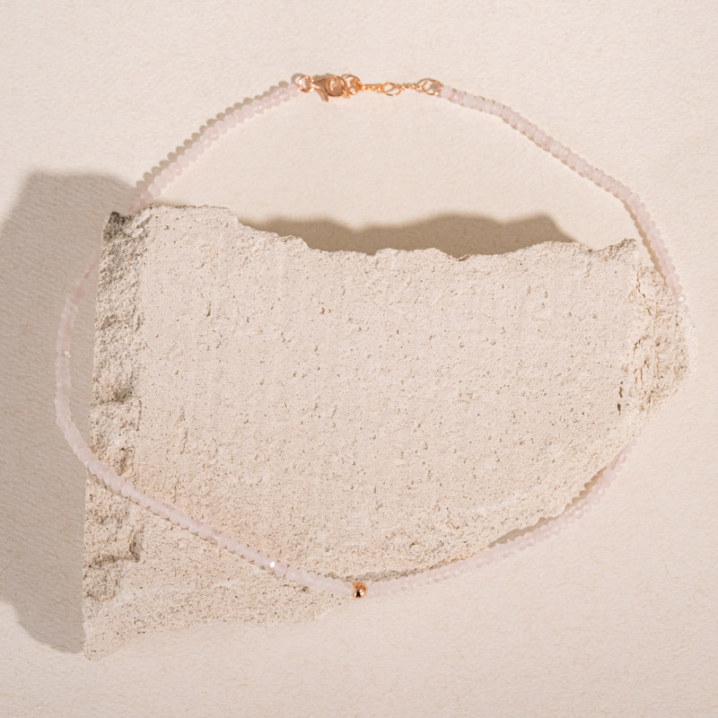 Strieborný náhrdelník s ruženinovými korálkami Regan 129323