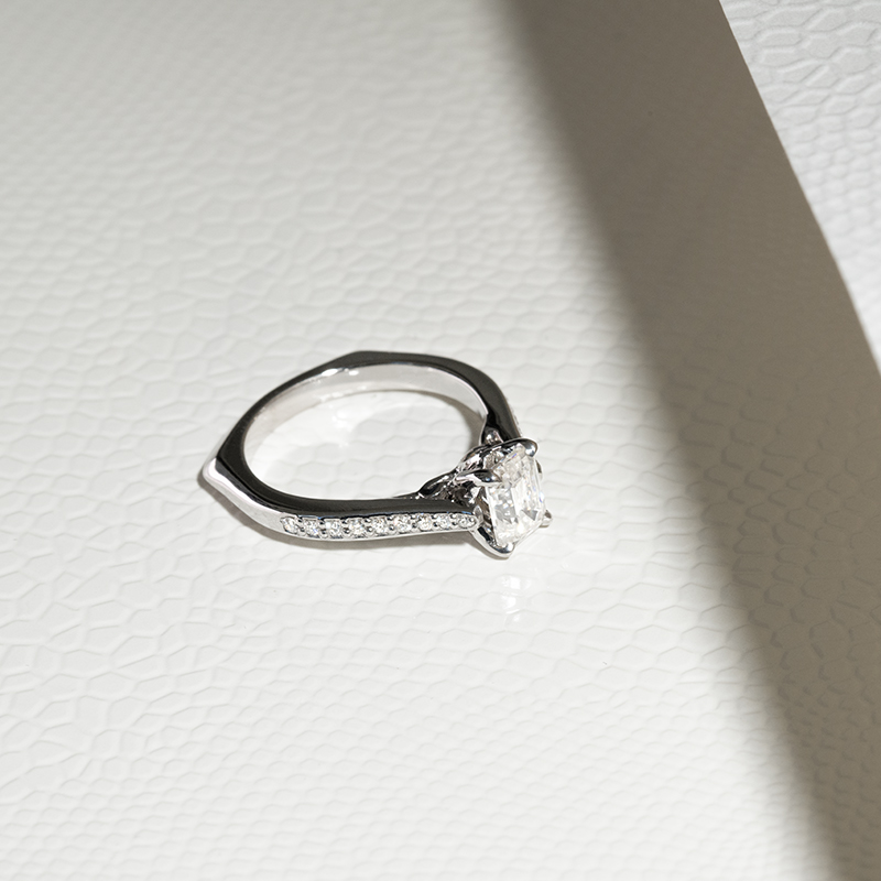 Zlatý zásnubný prsteň s emerald moissanitom Kimber 129573