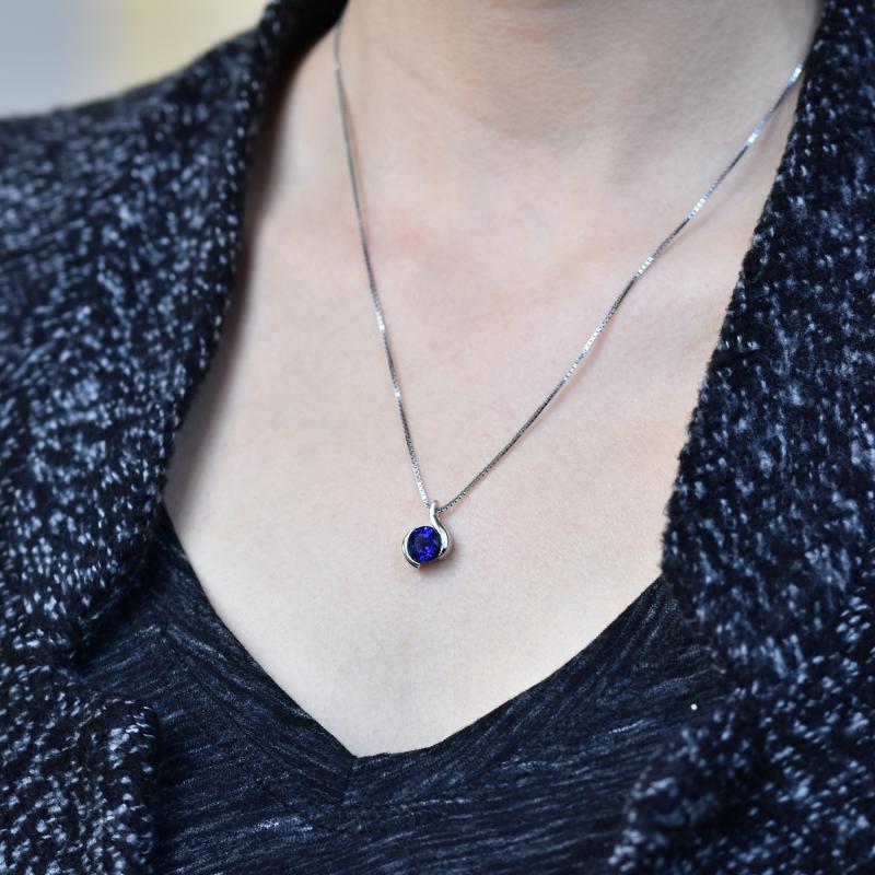 Zafírový strieborný náhrdelník s elegantnou iskrou 14793