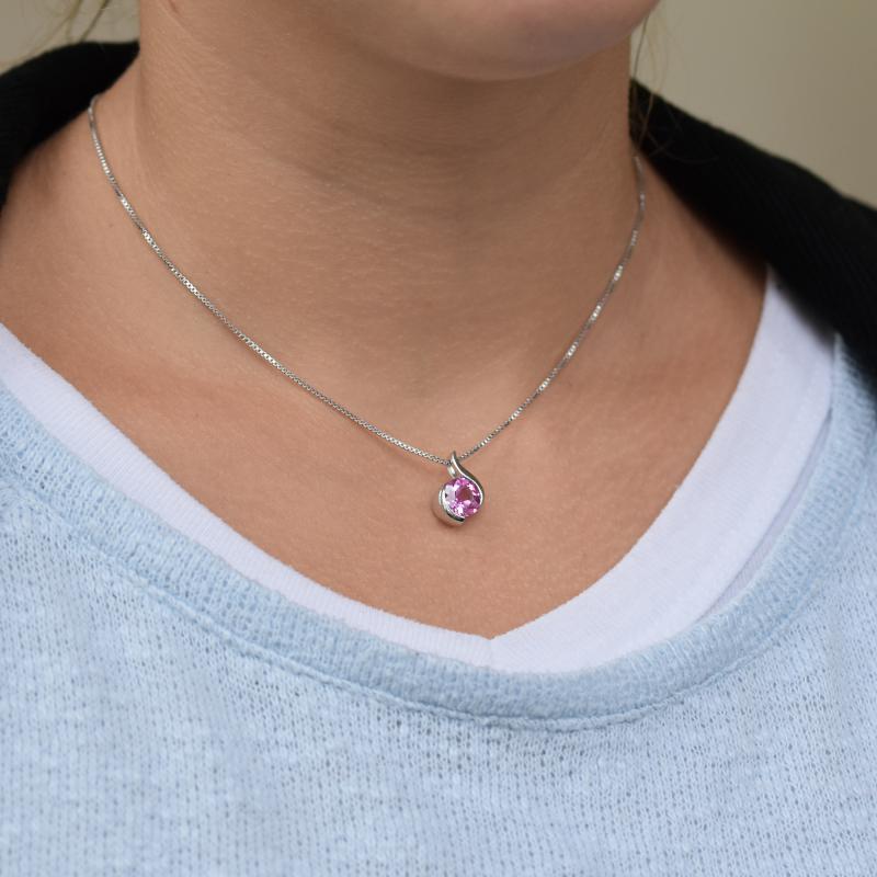 Strieborný náhrdelník s ružovým zafírom 17313