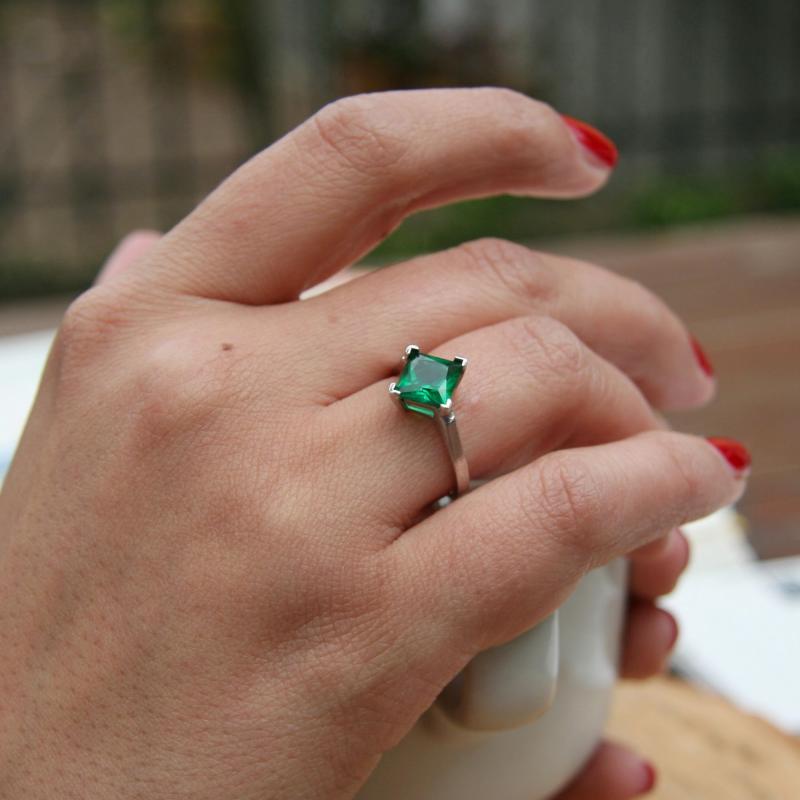 Strieborný prsteň s princess vytvoreným smaragdom 20123