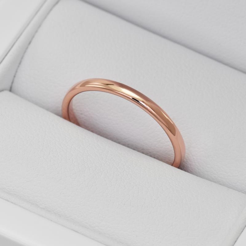 Komfortné pánsky snubný prsteň z ružového zlata s lesklým povrchom 31313