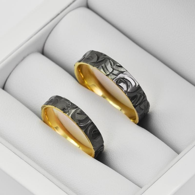 Zlaté svadobné prstene s reliéfnym povrchom a čiernym rhodiom 39443
