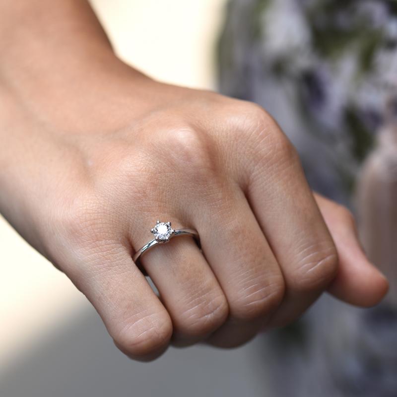 Zásnubný prsteň s diamantom z platiny 47323