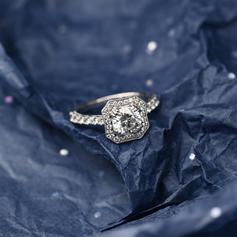 Diamantový zlatý zásnubný prsteň v halo štýle 48153