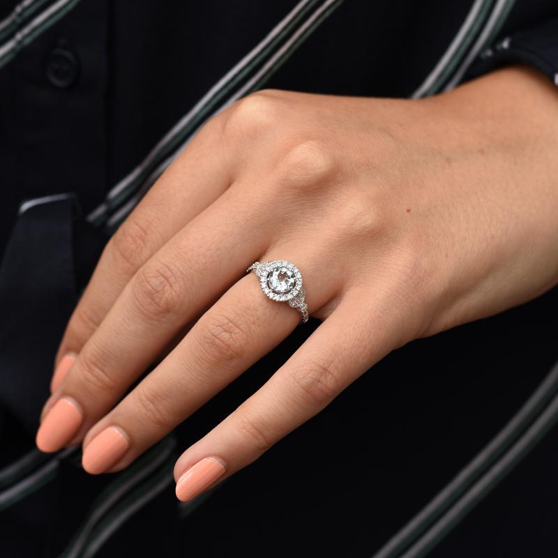 Zlatý prsteň s akvamarínom a diamantmi 