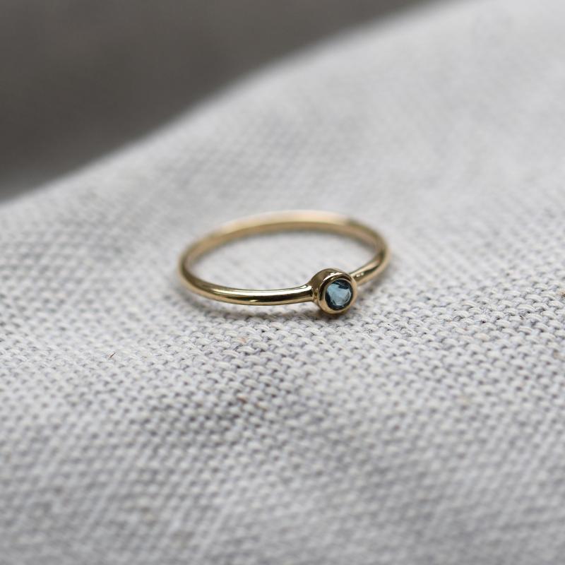 Zlatý minimalistický prsteň s topásom 49223