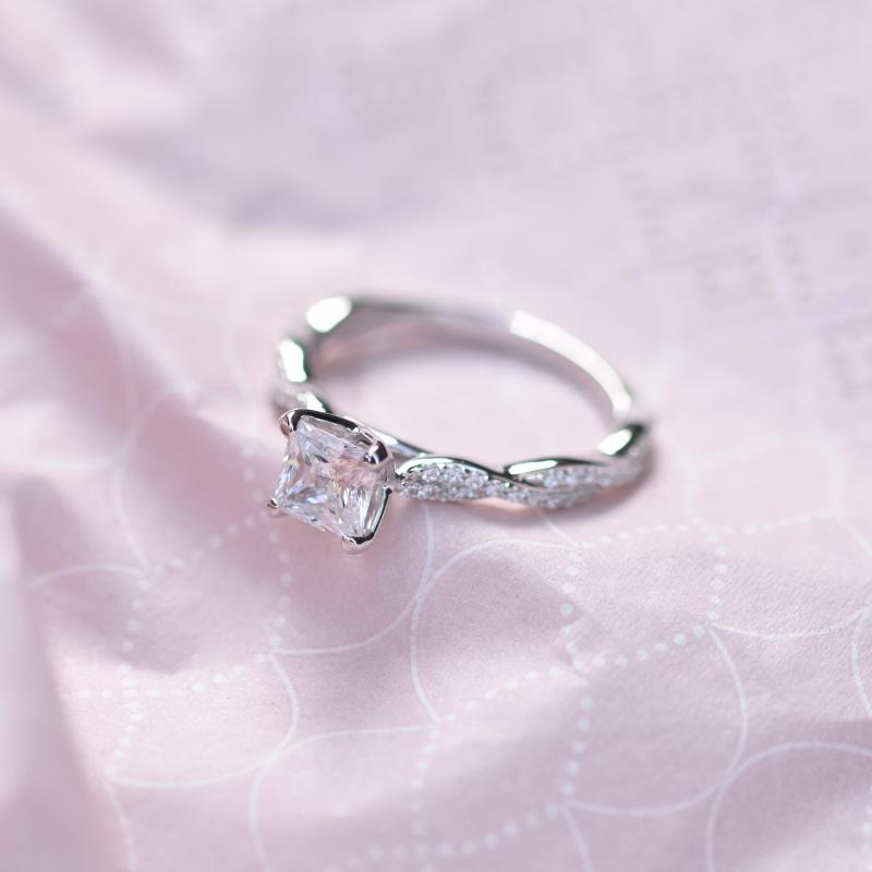 Prepletený diamantový zásnubný prsteň s princess diamantom 49513