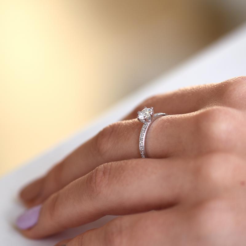 Zásnubný prsteň s moissanitom a diamantmi 51253