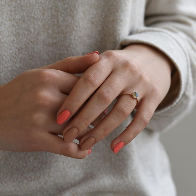 Zlatý minimalistický prsten s labradoritom 