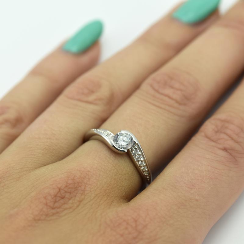 Diamanty v platinovom prsteni 55873