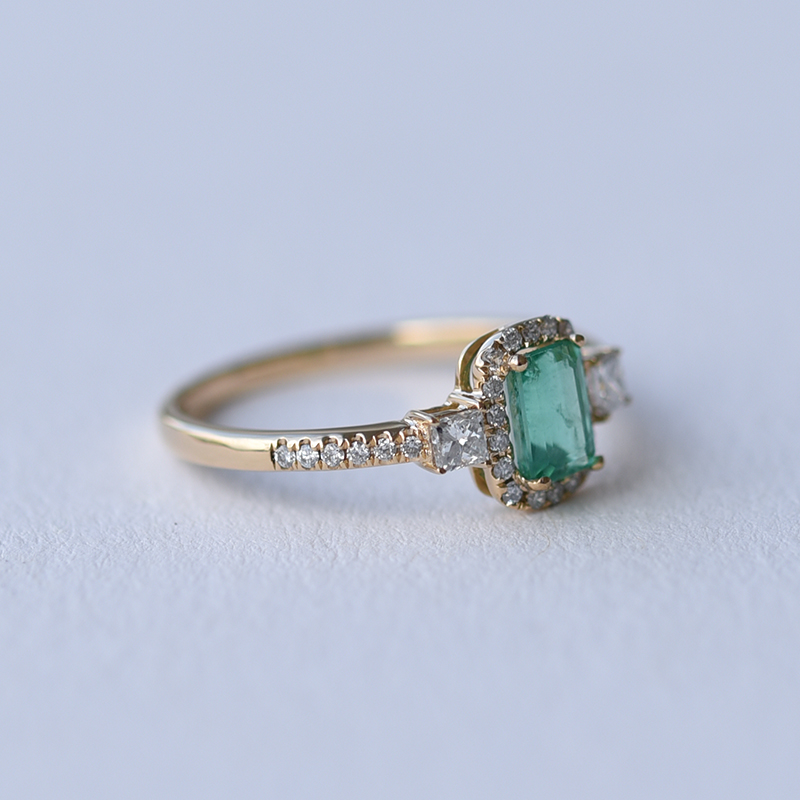 Zlatý prsteň so smaragdom a diamantm 