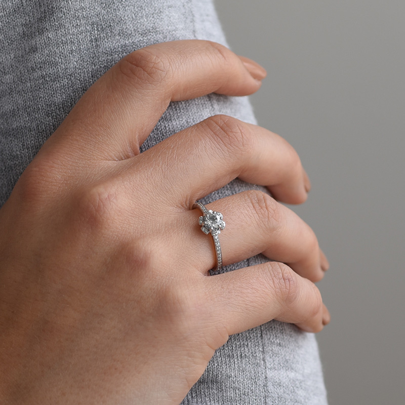Zásnubný prsteň v tvare kvetu s mossanitem a diamantmi 63013