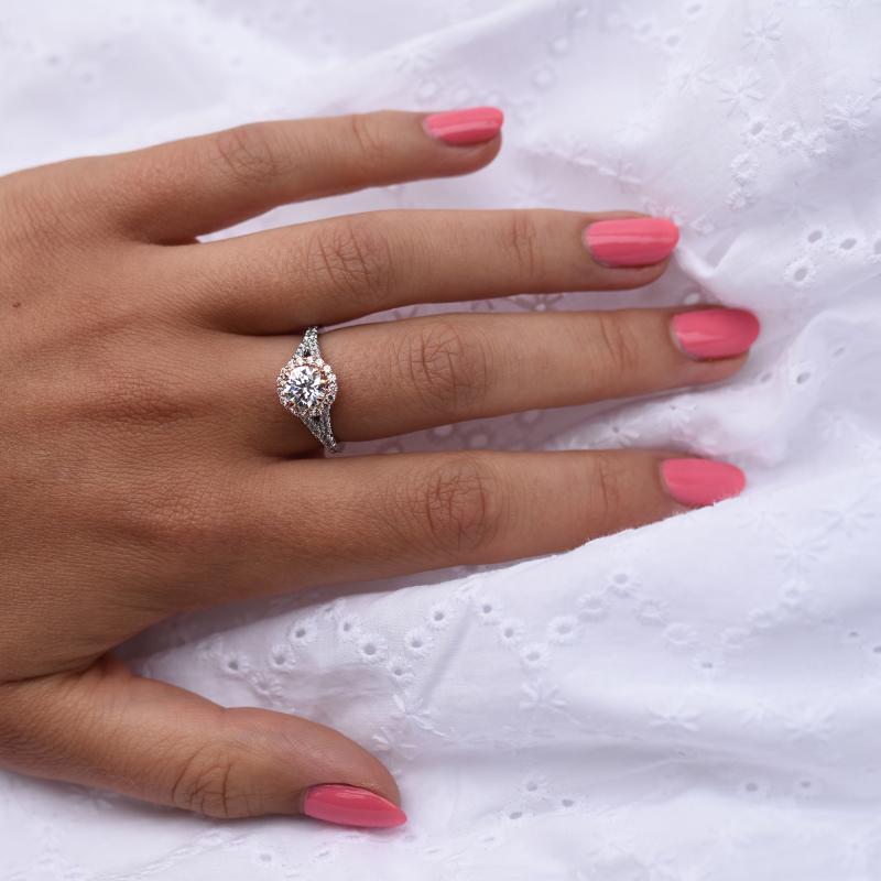 Romantický prsteň v halo štýle s diamantmi 79413