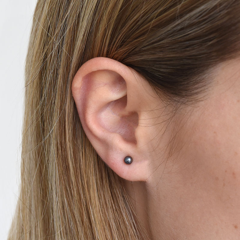 Minimalistické náušnice s čiernymi perlami Bronde