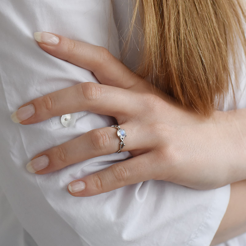 Romantický prsteň s mesačným kameňom a diamantmi 90173