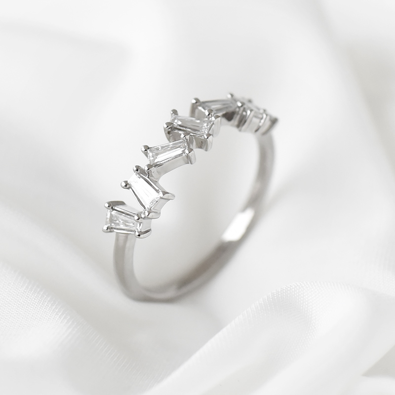 Minimalistický prsteň s diamantmi 90943