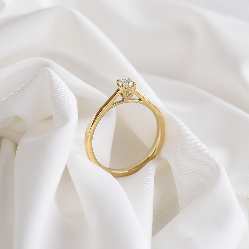 Diamantový prsteň zo žltého zlata 92093