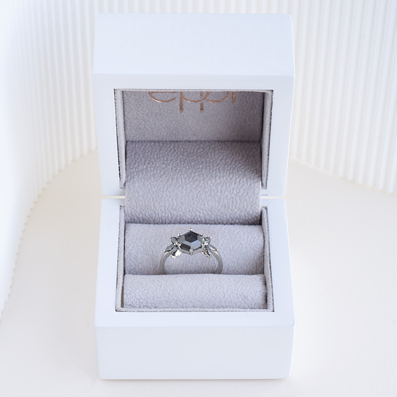 Prsteň s hexagón diamantom a marquise diamanty 96423