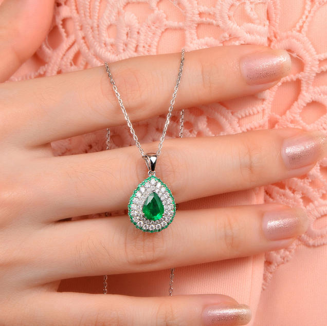 Luxusný náhrdelník so smaragdmi a diamantmi 9843