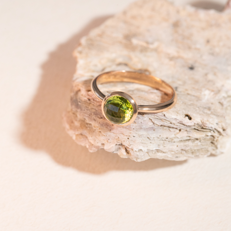 Minimalistický prsteň z ružového zlata s olivínom Remi 102084