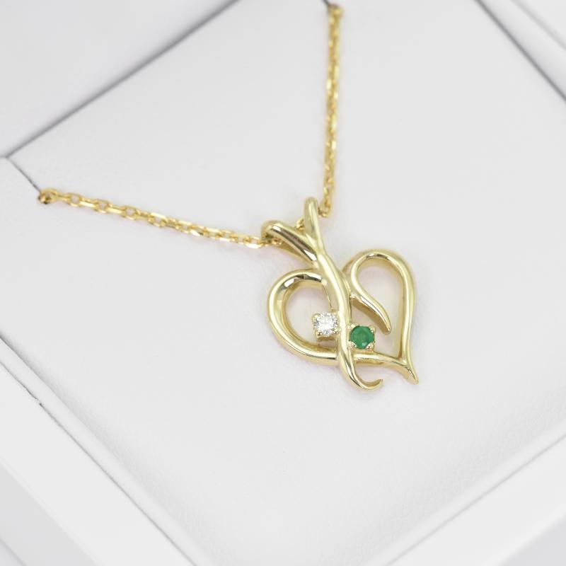 Strieborný prívesok v tvare srdca so smaragdom a diamantom Elyzza 103344