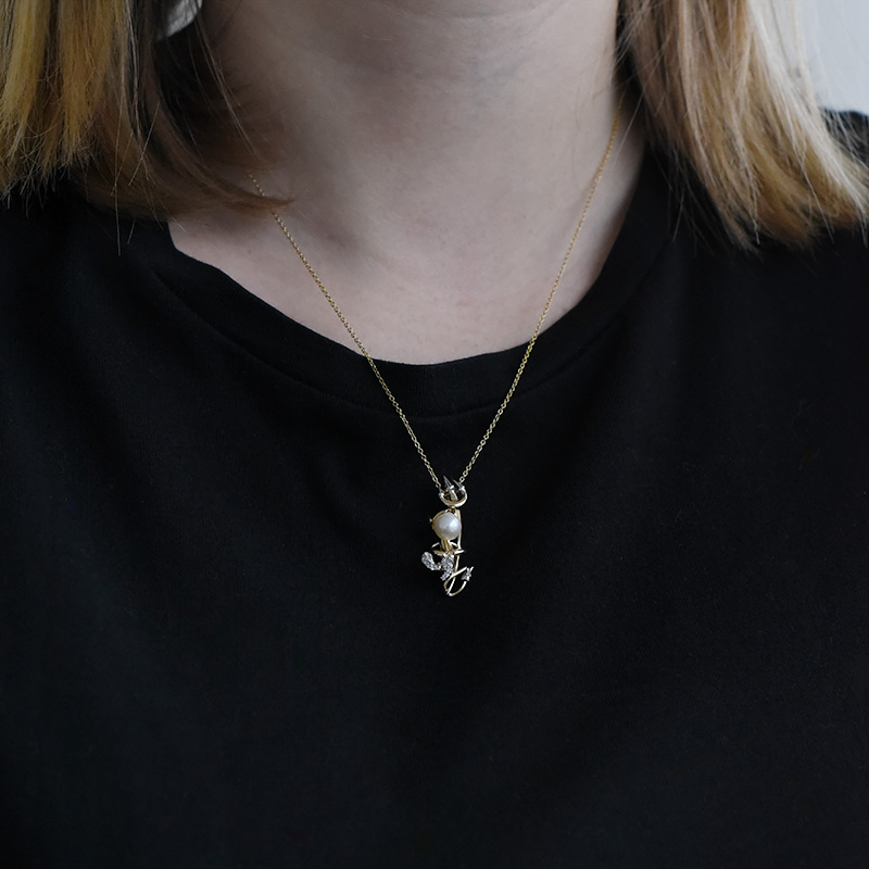 Strieborný čert v náhrdelníku s perlou a lab-grown diamantmi Devil 104244