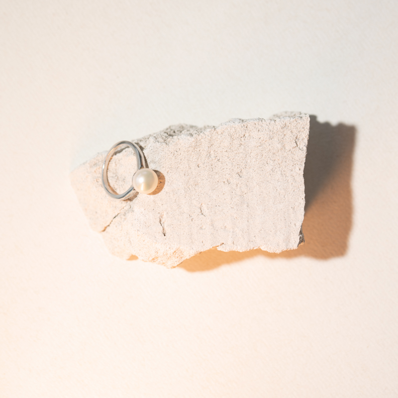 Strieborný prsteň s bielou perlou Ceri 104654