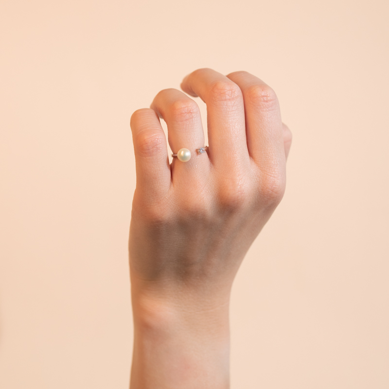 Strieborný prsteň s bielou perlou a zirkónom Hana 104664