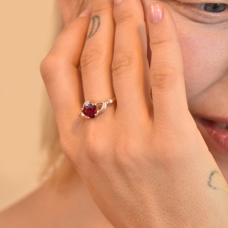 Zlatý claddagh prsteň s rubínom a diamantom Valma 105574