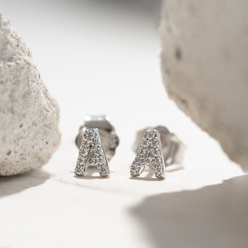 Lab-grown diamantové náušnice s voľbou písmena Caspar 110414