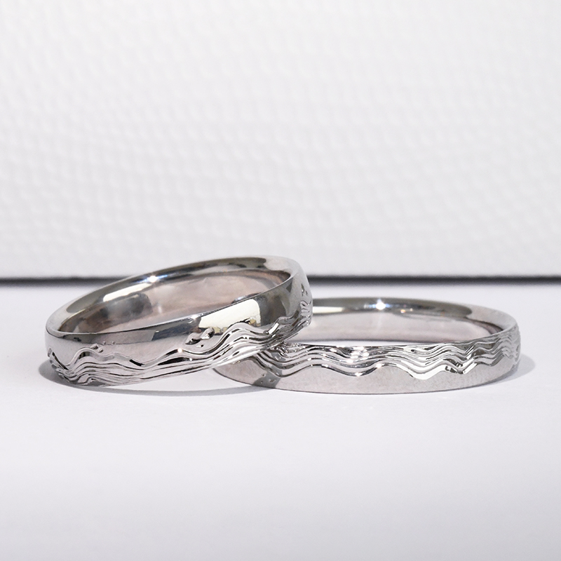 Svadobné obrúčky s gravírom vĺn a diamantmi Eloise 116994