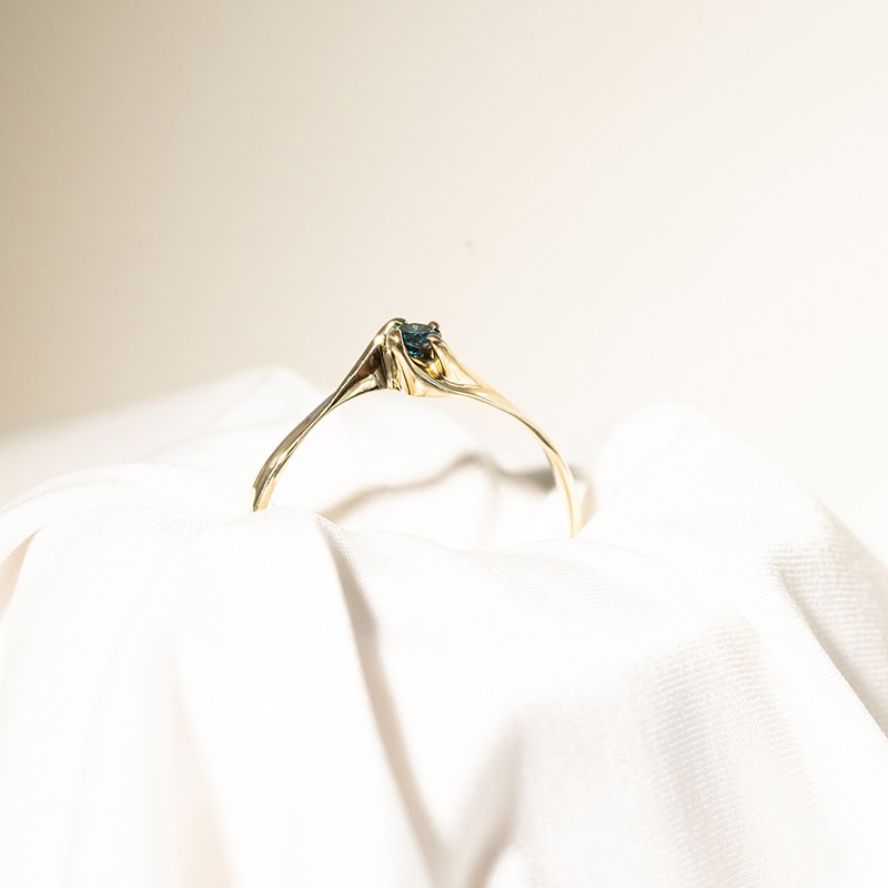 Zlatý zásnubný prsteň s modrým diamantom Natty 119834