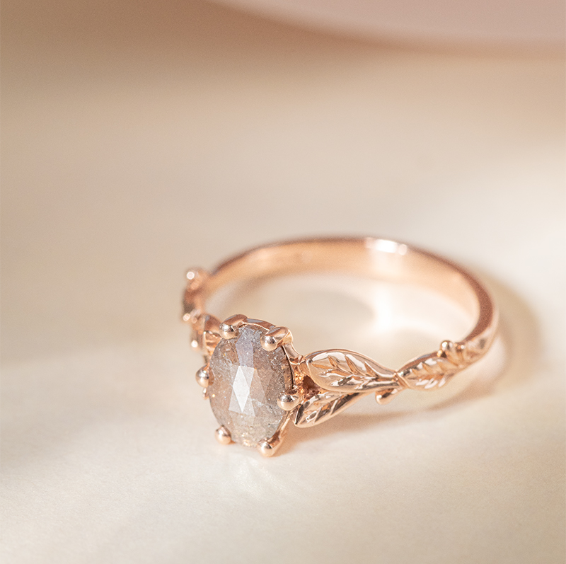 Zlatý prsteň so salt and pepper diamantom a ručne rytými lístkami Sabine 120284