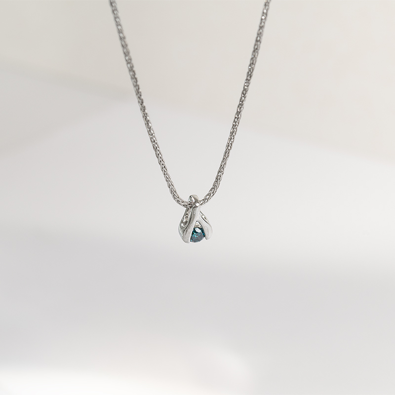 Platinový prívesok s modrým diamantom Tressa 121444