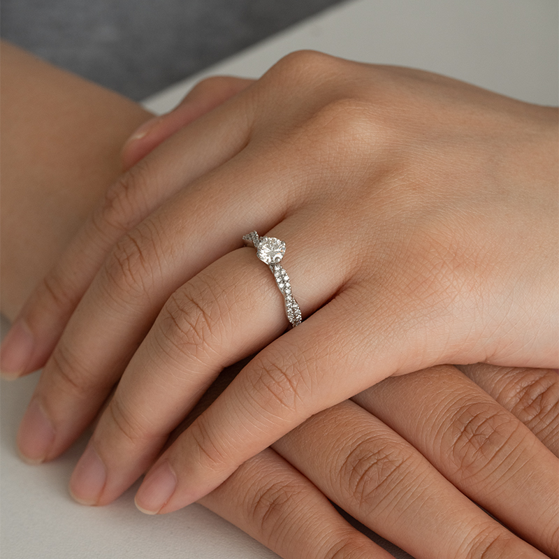 Zásnubný prsteň s prepletanou obrúčkou a lab-grown diamantmi Meera 121914