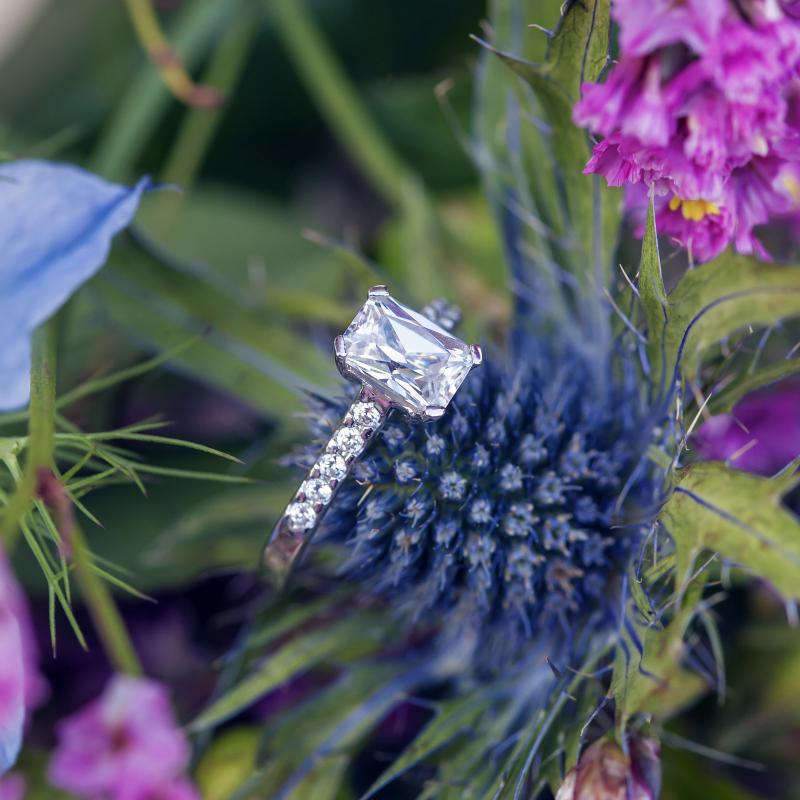 Platinový zásnubný prsteň s emerald diamantom 12204