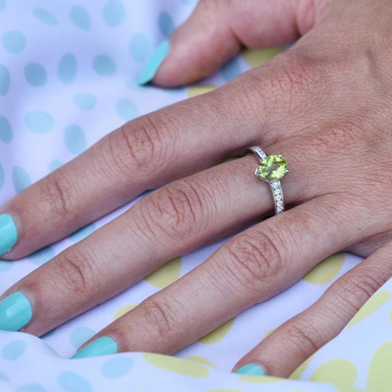 Strieborný prsteň s olivínovou slzou