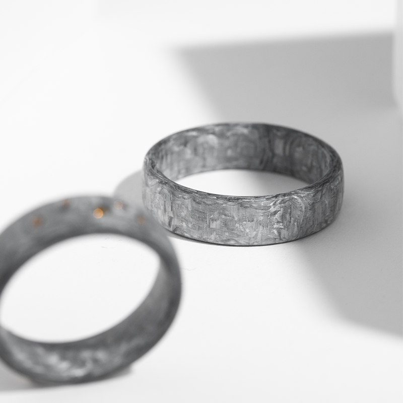 Mierne zaoblené snubné prstene z karbónu Mihol 124584