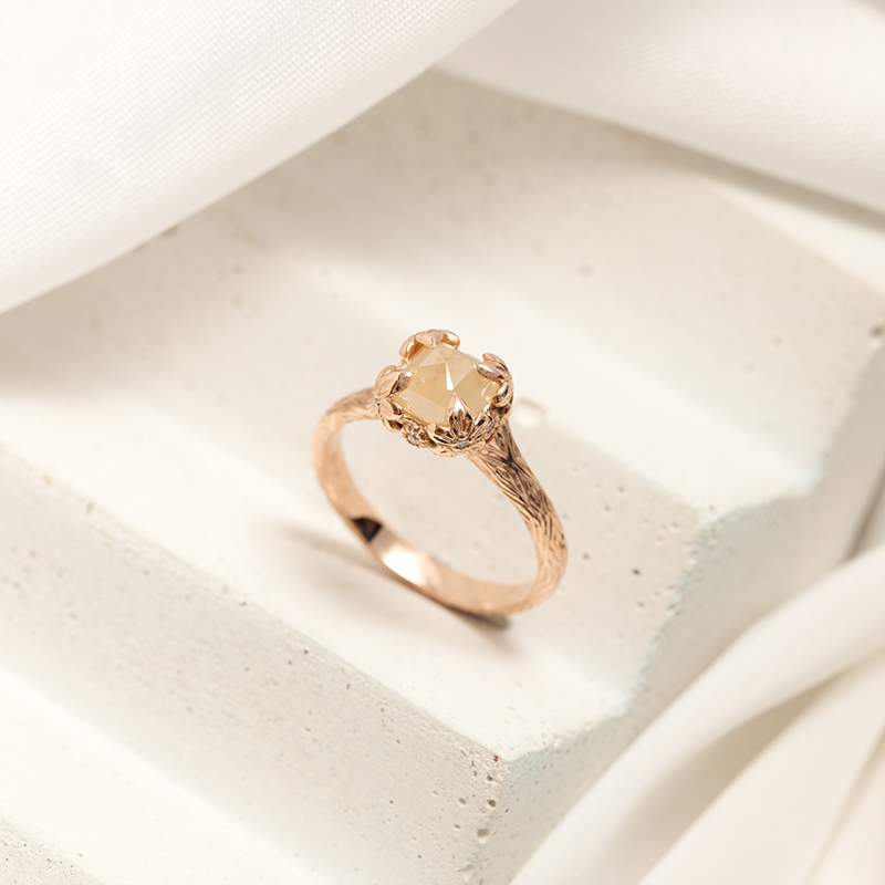 Zlatý prsteň so salt and pepper diamantom a ručne rytými kvetinami Floral 124604