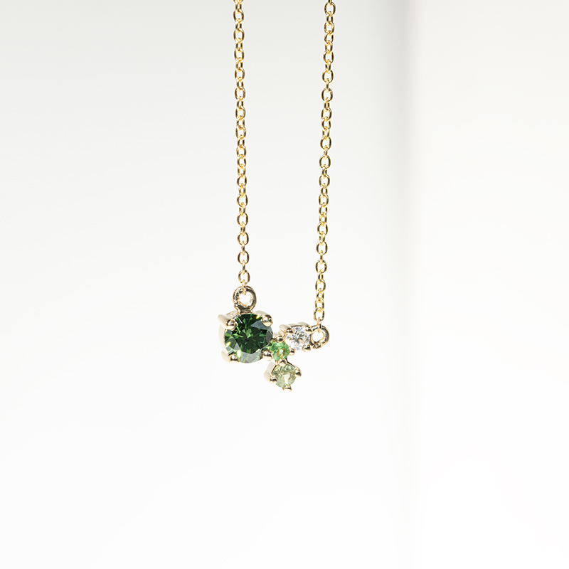 Cluster náhrdelník so zeleným diamantom a drahokamami Maizie 127074