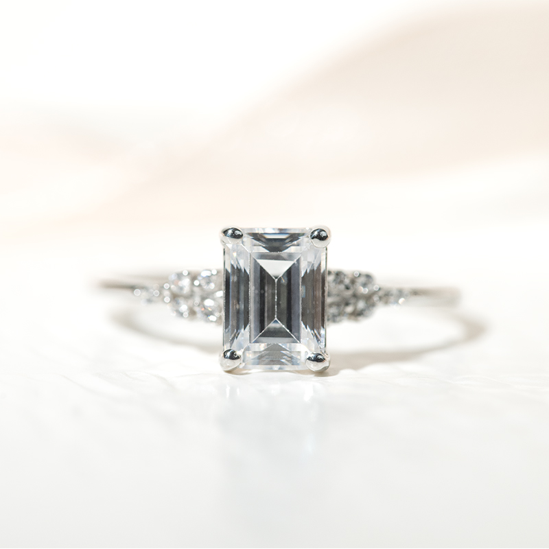 Zásnubný prsteň s emerald diamantom Sade 127104