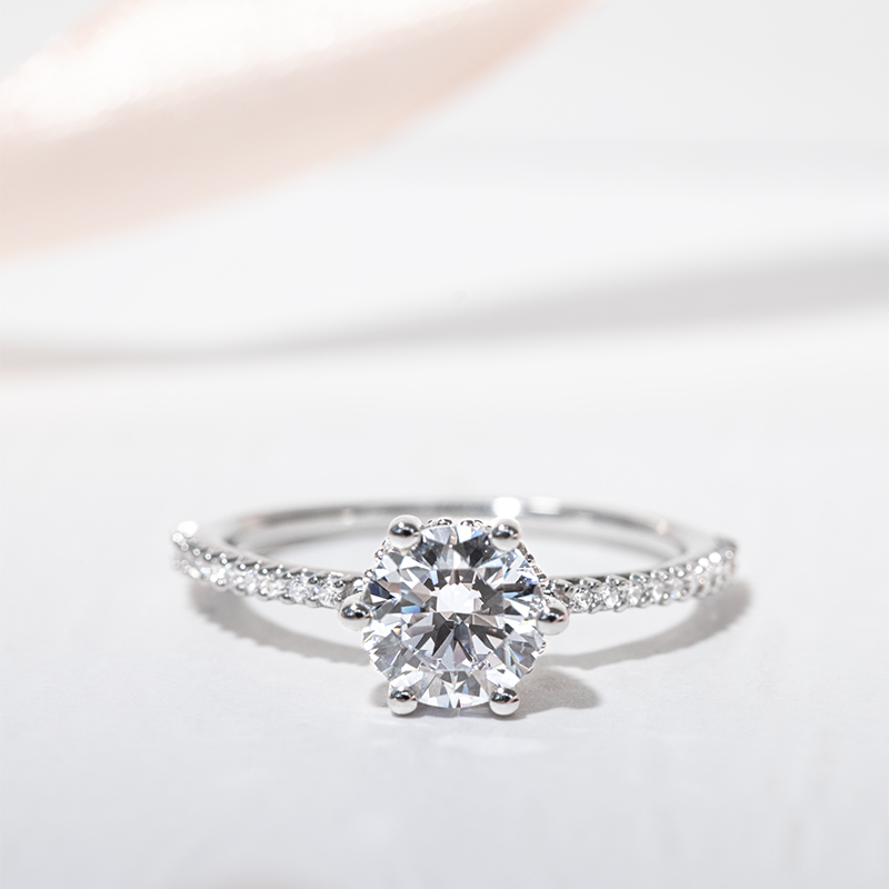 Zdobený zásnubný prsteň s lab-grown diamantmi Annice 128104